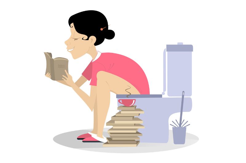 Ilustração de adolescente branca de cabelo preto lendo livro sentada no vaso sanitário, em artigo sobre lenço umedecido íntimo